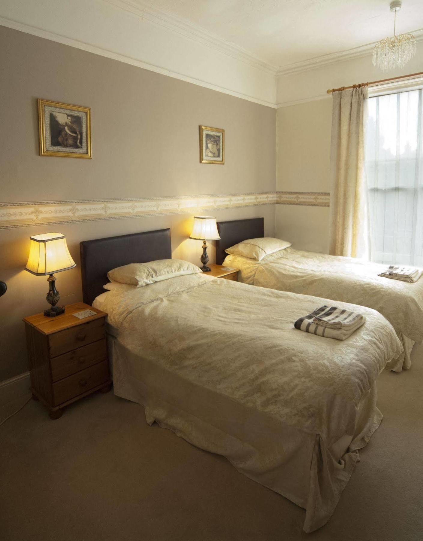 Hilbury Court Hotel Trowbridge Exteriör bild